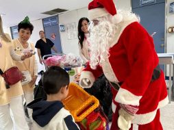 Santa Claus visitó a pacientes del Hospital General Regional (HGR) No. 46 del Instituto Mexicano del Seguro Social. ESPECIAL.