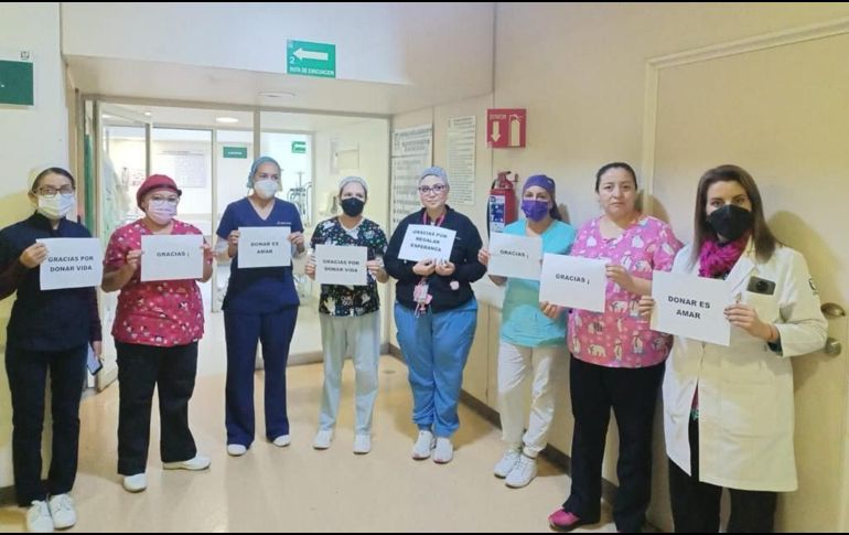 En homenaje a él y a sus familiares, el personal del HGR No. 180 se reunió para realizar una valla humana en su honor y dirigirle aplausos y palabras de agradecimiento. CORTESÍA / IMSS