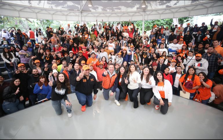 El político recordó con ellas y ellos sus logros en la promoción de la participación juvenil durante su gestión en Guadalajara y Zapopan, mencionando a jóvenes mujeres que ocuparon cargos destacados en la administración. CORTESÍA