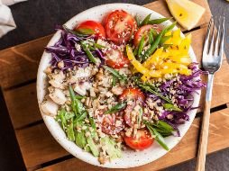 Nutrientes y alimentos específicos pueden favorecer la producción natural de melatonina en el cuerpo, contribuyendo así a una mejora en la calidad del sueño. UNSPLASH / M. Medvedeva