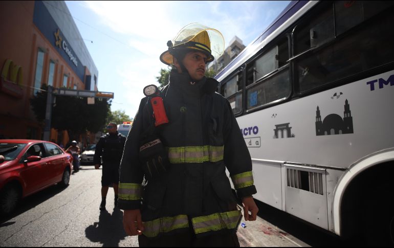 Con una amputación parcial y exposición de masa encefálica resultó una mujer, luego de ser atropellada por el conductor de una unidad del Macrobús, a la altura de Avenida Juárez, en Guadalajara. ESPECIAL / Protección Civil