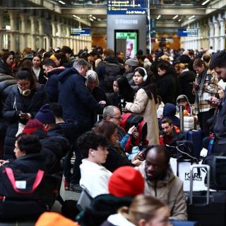 Por inundaciones en túneles, británicos ven "arruinadas sus vacaciones" de Año Nuevo