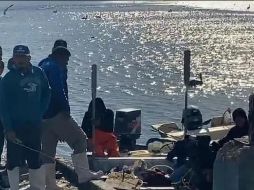 El cuerpo del hombre de mar fue llevado por sus compañeros pescadores al muelle de Yavaros. ESPECIAL