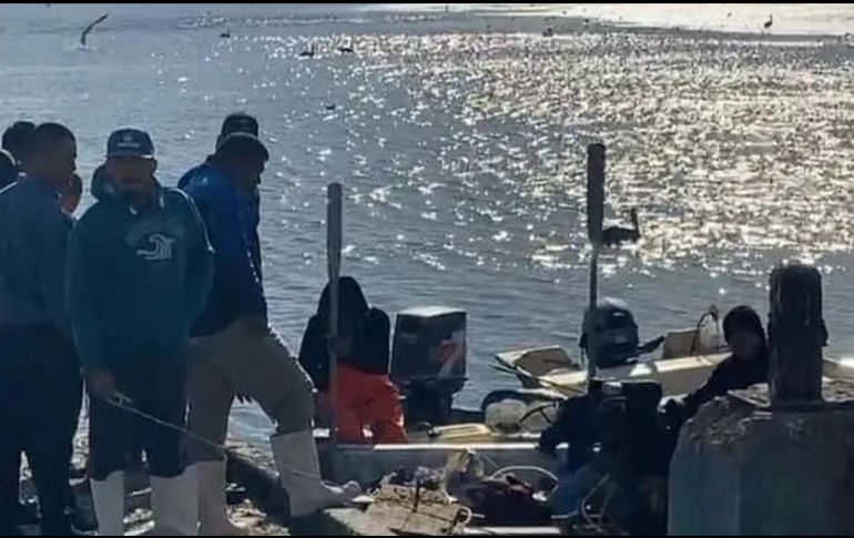 El cuerpo del hombre de mar fue llevado por sus compañeros pescadores al muelle de Yavaros. ESPECIAL