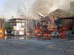 El incendio generó una columna de humo visible en varias partes de la Zona Metropolitana de Guadalajara. ESPECIAL