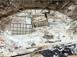 Los efectivos acordonaron el área; al inspeccionarla, localizaron un tractocamión, una retroexcavadora, dos remolques, tres camionetas y precursores químicos. ESPECIAL