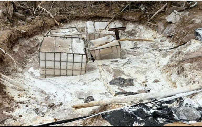 Los efectivos acordonaron el área; al inspeccionarla, localizaron un tractocamión, una retroexcavadora, dos remolques, tres camionetas y precursores químicos. ESPECIAL