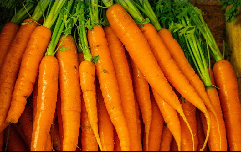 La especialista sugiere llevar una dieta baja en grasas y abundante en frutas, vegetales y granos enteros. UNSPLASH / N. Fewings