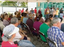 Usuarios del Banco del Bienestar de la sucursal del Centro de Guadalajara hacen largas filas para retirar su dinero de los cajeros automáticos. ESPECIAL