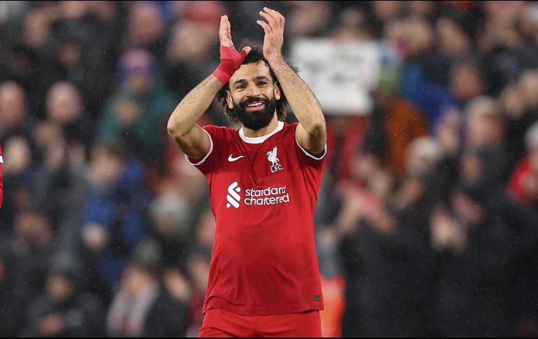 Mohamed Salah marcó dos goles y asistió en los otros tantos de los Reds. EFE