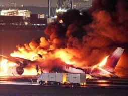 El accidente obligó al aeropuerto de Haneda a cerrar sus cuatro pistas mientras prosiguen las investigaciones. EFE/EPA/JIJI PRESS JAPAN