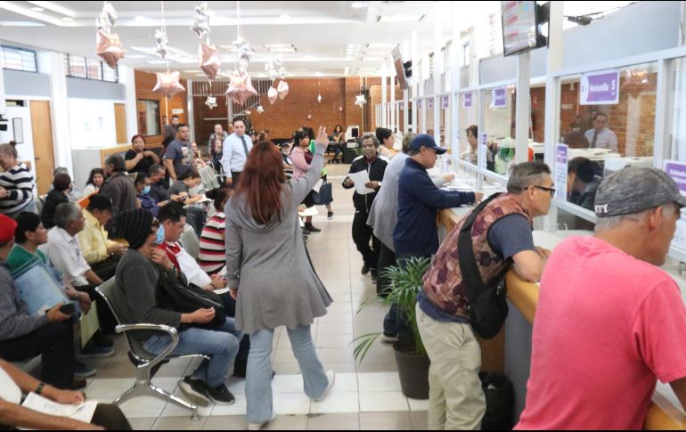 Ciudadanos aprovecharon la extensión de los horarios en las recaudadoras para pagar el predial y alcanzar el descuento de los primeros días. ESPECIAL / GOB. DE GUADALAJARA