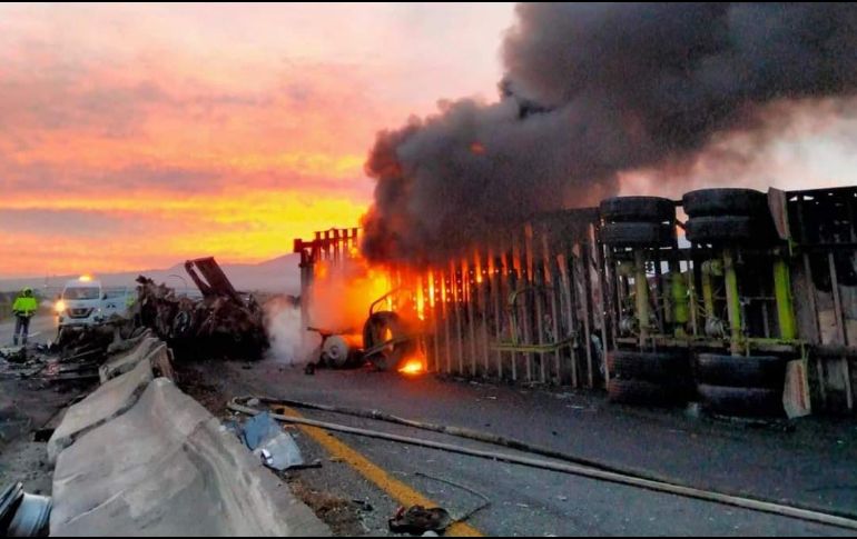 El accidente sucedió sobre el kilómetro 89 500, en el municipio de Ixtlán del Río,  en Nayarit, alrededor de las 6:00 horas de este martes. ESPECIAL / PC NAYARIT