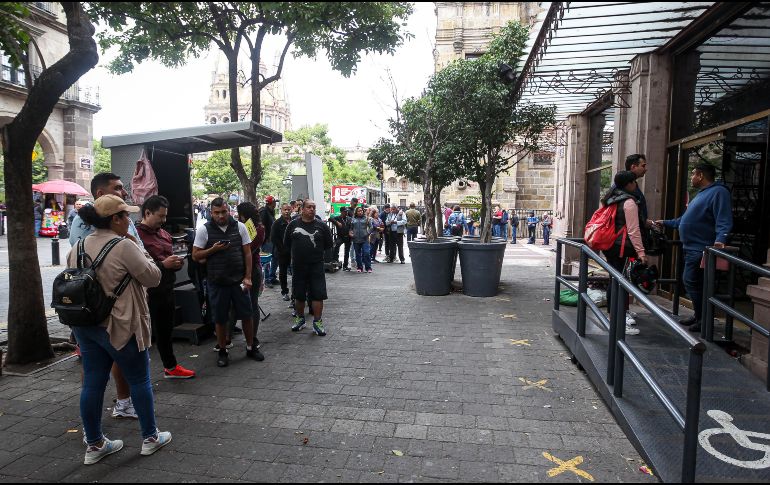 Los usuarios pidieron que las autoridades ampliarán el número de cajas para ser atendidos, ya que no daba a basto para agilizar la atención. EL INFORMADOR / H. Figueroa