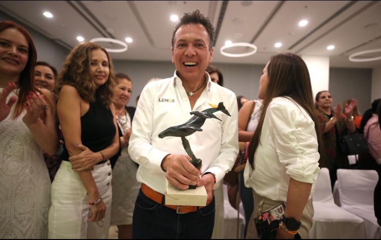 Lemus visitó este martes a los simpatizantes del partido  de las zonas más afectadas por el huracán Lidia. ESPECIAL/PABLO LEMUS