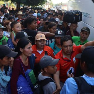 Caravana de miles de personas migrantes se entrega a autoridades mexicanas en Chiapas