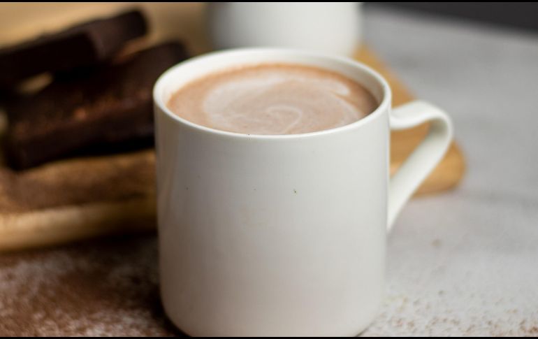 Hay opciones que ofrecen chocolate caliente en Guadalajara con deliciosos churros. UNSPLASH / C. Toh