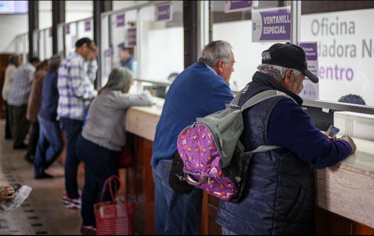 La mayor parte de contribuyentes que cumplen con sus obligaciones son personas mayores. EL INFORMADOR/H.FIGUEROA 