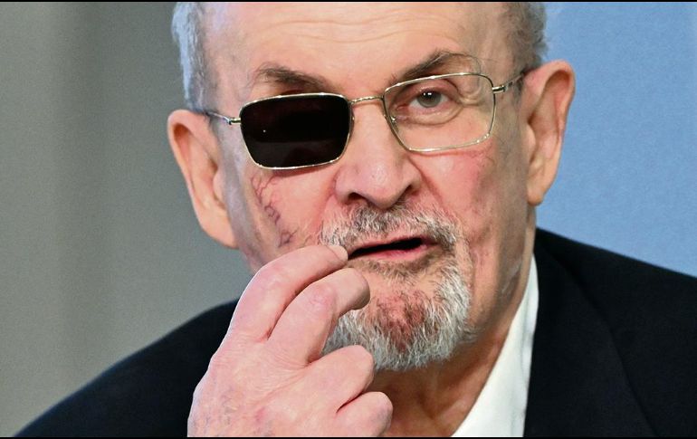 Como consecuencia del ataque, el escritor perdió la vista del ojo derecho. AFP