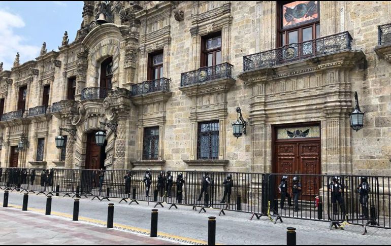 El gobierno estatal colocó las vallas luego de las manifestaciones de junio de 2020 por la muerte de Giovanni López, asesinado por policías de Ixtlahuacán por supuestamente no utiliar cubrebocas en la pandemia de COVID-19. EL INFORMADOR/Archivo