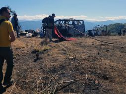 La noche del viernes circuló un video donde se observa a hombres armados que están acomodando cadáveres sobre el cofre de una camioneta. EFE