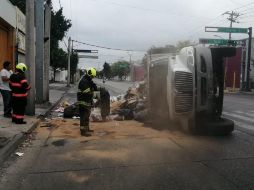 El conductor del camión accidentado resultó ileso. Fue valorado en el sitio por personal de la Cruz Roja Mexicana sin requerir traslado. ESPECIAL / PC Y BOMBEROS GDL