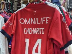 En los pasillos del Mercado San Juan de Dios ya exhiben las camisetas del Guadalajara con el número 14 del atacante mexicano. ESPECIAL.