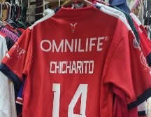 En los pasillos del Mercado San Juan de Dios ya exhiben las camisetas del Guadalajara con el número 14 del atacante mexicano. ESPECIAL.