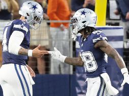 Dak Prescott (izq.) y CeeDee Lamb (der.) se conectaron ayer para dos anotaciones. AFP