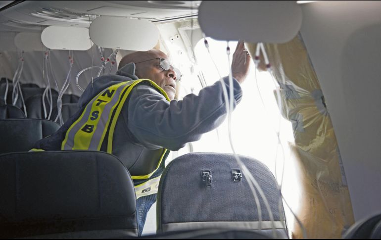 Autoridades de aeronáutica de Estados Unidos revisan el avión que tuvo el siniestro en Oregón luego de despegar. EFE