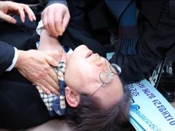 Después del ataque Lee Jae-myung, líder del Partido Democrático (PD), fue trasladado de urgencia a Seúl para que se le reconstruyera la yugular. AP/ Sohn Hyung-joo