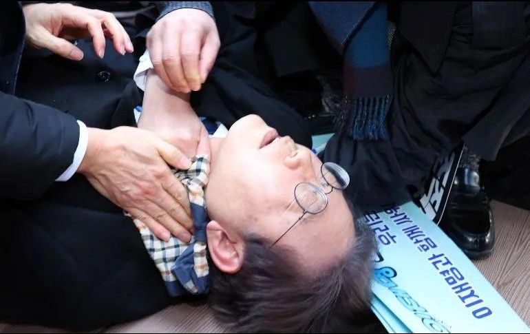 Después del ataque Lee Jae-myung, líder del Partido Democrático (PD), fue trasladado de urgencia a Seúl para que se le reconstruyera la yugular. AP/ Sohn Hyung-joo