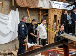 Agentes del Departamento de Policía de Nueva York arrestan a un estudiante judío jasídico luego de que fue sacado de una grieta en el muro de una sinagoga que conduce a un túnel excavado por estudiantes. AP / B. Schaff