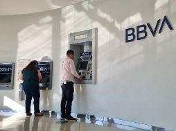 Ambos bancos cuentan con una herramienta para hacer retiro de efectivo sin necesidad de llevar tu tarjeta contigo- EL INFORMADOR/ARCHIVO