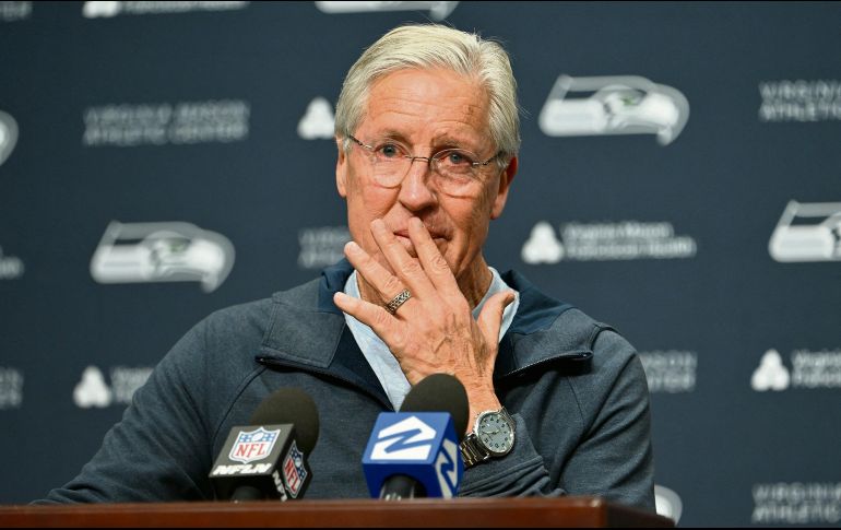 Pete Carroll no pudo evitar soltar unas lágrimas en la rueda de prensa en la que se despedía como entrenador de los Seahawks. AFP/A. Jenner