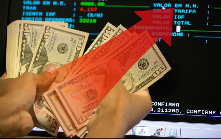 El dólar se aprecia en el mercado, el superpeso se aleja. EFE / ARCHIVO