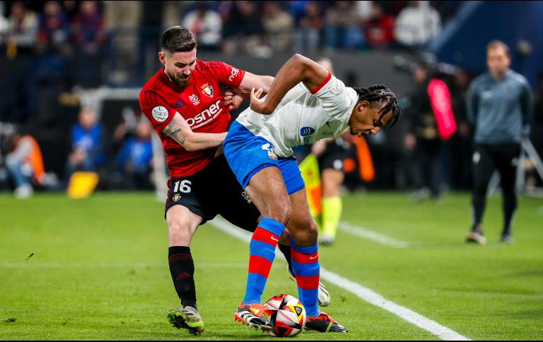 Los Culés vistieron su equipación blanca en la victoria ante el Osasuna. EFE/Juan Carlos Cárdenas