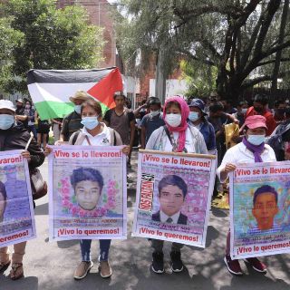 Padres y madres de los 43 normalistas abandonan mesa con Segob