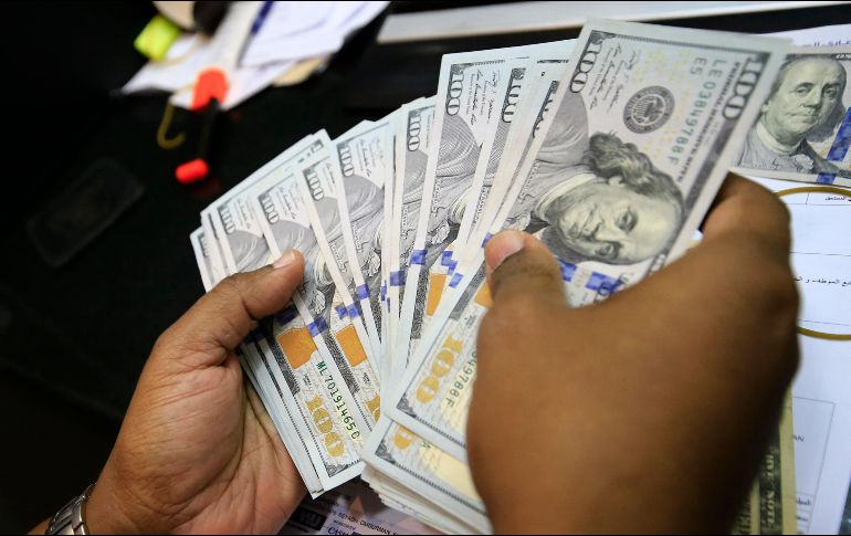 De acuerdo con un reporte del medio Bloomberg, el dólar comenzó la jornada de hoy por debajo de los 17 pesos. AFP / ARCHIVO
