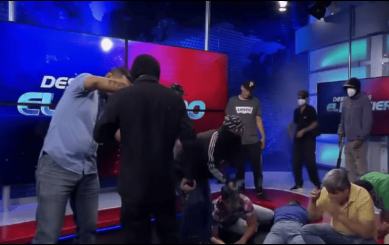El sonidista del canal TC Televisión de Ecuador cerró todos los micrófonos y evitó que el grupo de hombres, que irrumpió en el lugar con armas, difundiera un mensaje. YOUTUBE / ECUADOR STAR