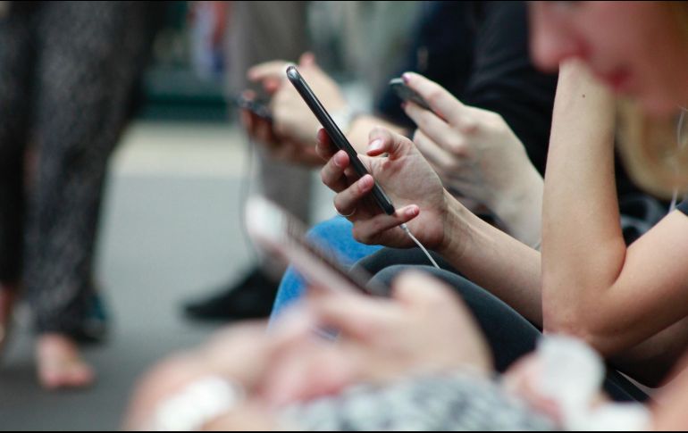 ¿Cómo entrar -o regresar- al mundo de las citas en línea después de las fiestas y tener una experiencia sencilla y divertida? ESPECIAL / Foto de ROBIN WORRALL en Unsplash