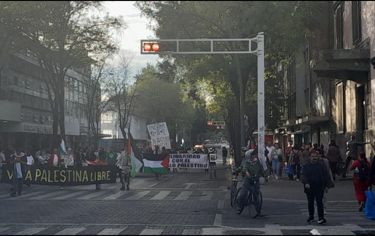 La protesta provocó el cierre por varios minutos de la avenida Juárez. ESPECIAL