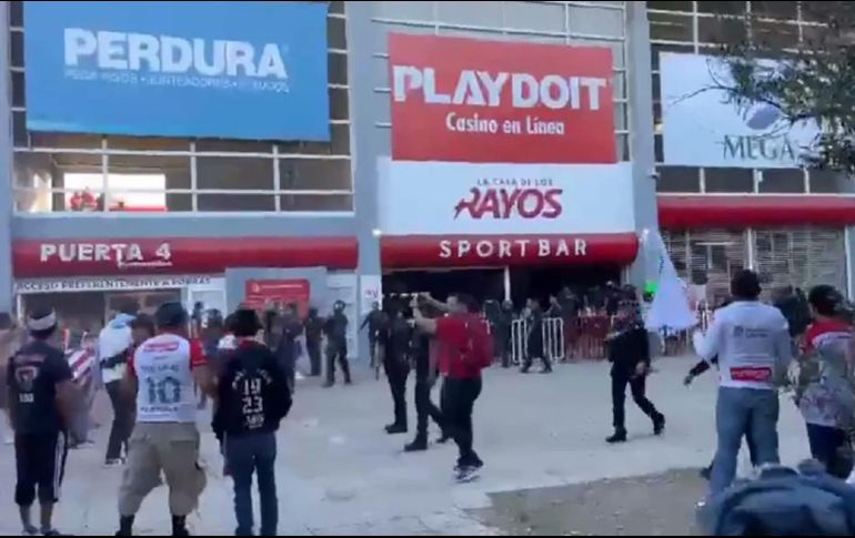El altercado se suscitó en las cercanías de un bar ubicado justo fuera del estadio. ESPECIAL.