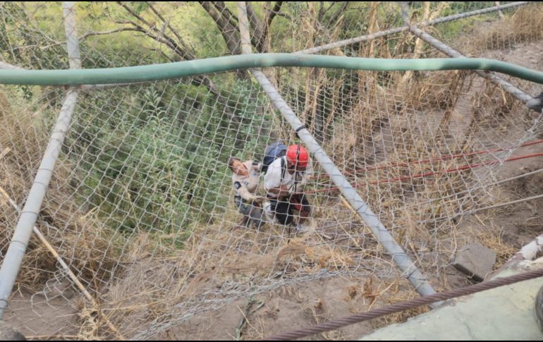 Los oficiales acudieron aproximadamente a las 18:00 horas, a la brecha ubicada en los cruces de Panorámica y Ahuacatlán, al interior de la barranca. CORTESÍA