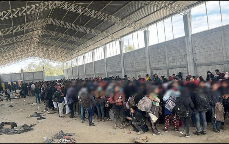 Más de 300 migrantes fueron rescatados de una bodega en el municipio de Cuaxomulco, Tlaxcala tras un operativo por elementos de la Sedena, Guardia Nacional y Policía estatal. ESPECIAL