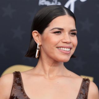 America Ferrera recibe premio SeeHer en los Critics Choice Awards 2024