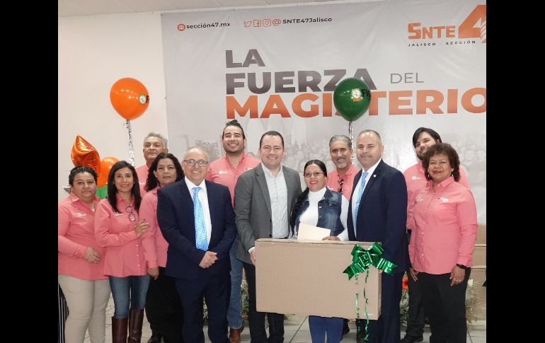 Socia recibiendo su recompensa por cultura de pago. ESPECIAL