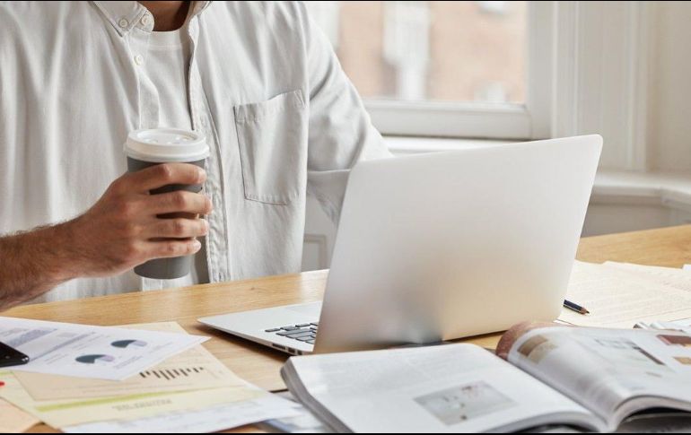 La educación a distancia o universidad en línea es una excelente modalidad para continuar con los estudios de las personas que trabajan. ESPECIAL / Freepik wayhomestudio