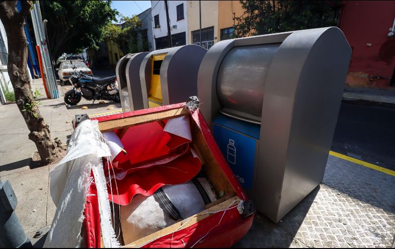 En algunos Puntos Limpios que hay en el centro de la ciudad se registra basura tirada afuera de los contenedores. EL INFORMADOR/H.FIGUEROA