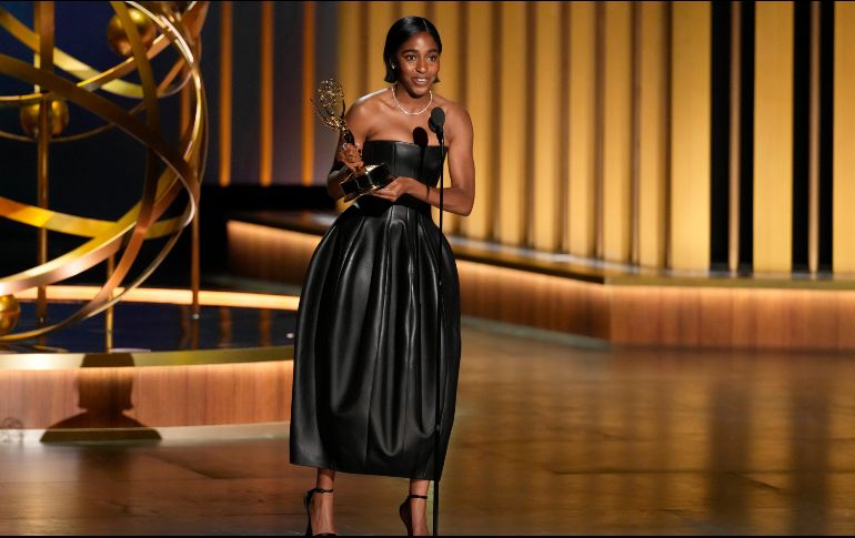 Ayo Edebiri recibe el premio a mejor actriz de reparto en una serie de comedia por 